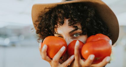 אישה עם עגבניות